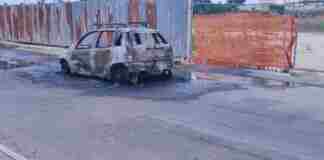 Auto in fiamme in via San Martino
