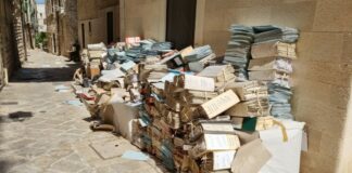 Due abusivi svuotano un deposito del comune di Bisceglie, documenti lasciati in strada: denunciati