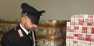 Irrompono in un deposito di sigarette con passamontagna e pistola, arrestati