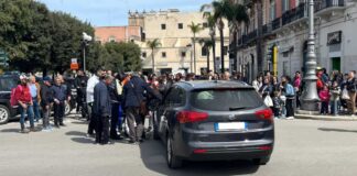 Scontro tra un’auto e una bici elettrica in pieno centro, due ragazze ferite