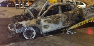 Automobile in fiamme nella notte in via Galilei