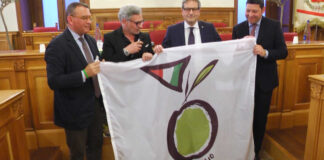 Bisceglie diventa Città dell’Olio, la consegna ufficiale della bandiera nella Sala Consiliare
