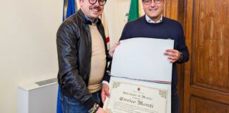 Salva la vita ad un cliente colto da malore, il cassiere Enrico Monti riceve un pubblico encomio