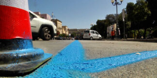 Tra rassicurazioni del Comune e critiche dell’opposizione, tornano da sabato le strisce blu in centro e sulla litoranea