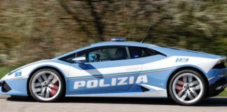Il Pullman Azzurro e la Lamborghini della Polizia di Stato al Waterfont di Bisceglie