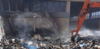 Materiale in fiamme in un ex mobilificio su via Giovanni Bovio