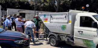 Anziano ucciso da camioncino della raccolta rifiuti, le indagini si concentrano su autorizzazioni e video della zona