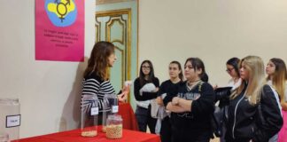 Studentesse e studenti dell’I.I.S.S. “Cosmai” in visita alla mostra di Amnesty International a Palazzo Tupputi