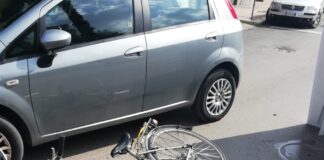 Scontro fra auto e bici alla rotatoria di via Isonzo, in ospedale una 70enne