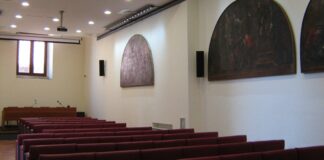 Fu rubato nel cuore del centro storico, stemma araldico riconsegnato alla comunità biscegliese