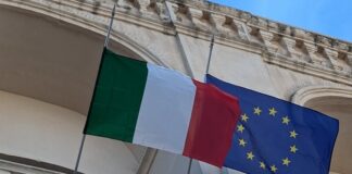 Morte di Papa Francesco, bandiere a mezz’asta a Palazzo San Domenico