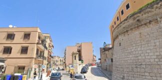 Via La Marina, mezzo per la raccolta del vetro investe sulle strisce pedonali una donna: non è grave