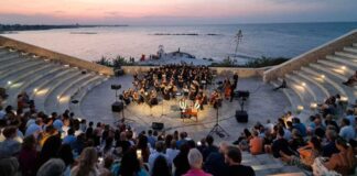 La Banda Musicale della Polizia di Stato al Teatro Mediterraneo per la Festa della Bandiera Blu