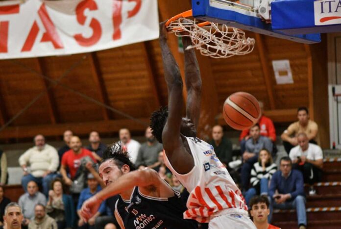 Medoune Gueye schiacciata