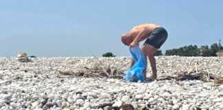 Il mare vomita plastica dopo decenni, i volontari di 3place ripuliscono