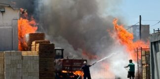 Vasto incendio nella zona artigianale di via Imbriani, al lavoro i Vigili del Fuoco