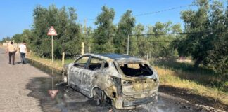 Una Nissan prende improvvisamente fuoco sulla SP33, il conducente abbandona in tempo l’abitacolo