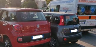 Mancata precedenza, scontro fra due auto all’ultima rotatoria del centro abitato di via Sant’Andrea