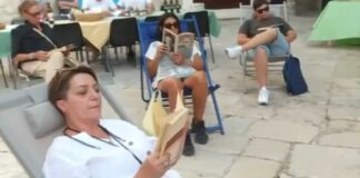 Una sdraio ed un libro da leggere nelle piazze del centro storico, ecco “Lo SdraiaLibro”