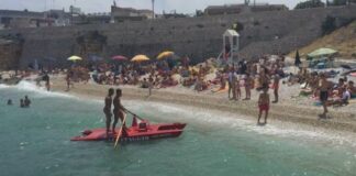 Salsello: giovane bagnino della Baywatch interviene per salvare tre bambini, spinti al largo dalla corrente