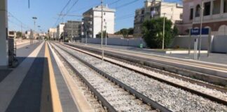 Tragedia alla stazione di Trani: 52enne investito da un treno, gravi disagi alla circolazione