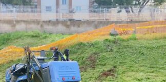 Operaio si ribalta con un mezzo agricolo mentre taglia l’erba nel plesso di Carrara Reddito, non è grave
