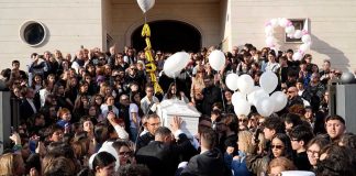 La città piange la piccola Alicia: chiesa gremita e dolore sconfinato