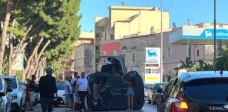 Auto si ribalta in via Imbriani, ferita la passeggera
