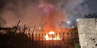 Fiat 500L completamente distrutta dalle fiamme in via Terlizzi: si sospetta il dolo