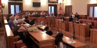 Consiglio Comunale, passa la TARI 2026: rincari del 14,4% per le famiglie, scintille in aula