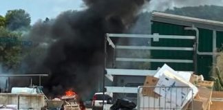 Fiamme in Via San Mercuro: a fuoco sterpaglie e plastica nell’area esterna di un’azienda
