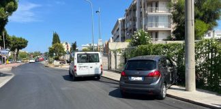 Scontro in rotatoria tra via San Martino e via Imbriani: auto contro un palo, feriti in modo lieve due bambini