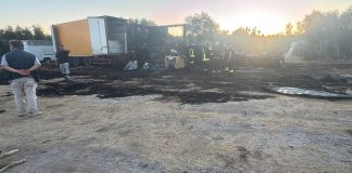 Paura in azienda agricola: sterpaglie causano incendio, tre mezzi in fiamme