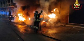 Fiamme nella notte: due auto distrutte da un incendio in via Dieta delle Puglie