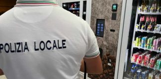Controlli della Polizia Locale: sanzionato un distributore h24 su 2, stop ad alcol di notte e vetro
