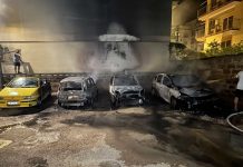 Notte di fuoco in via Ricasoli: fiamme distruggono tre auto, si segue la pista dolosa
