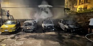 Notte di fuoco in via Ricasoli: fiamme distruggono tre auto, si segue la pista dolosa