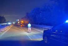 Esplode lo pneumatico di un tir sulla statale 16 bis, danneggiate 9 auto: traffico in tilt, nessun ferito
