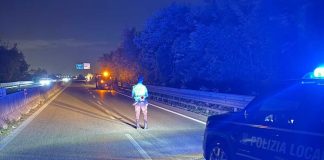 Esplode lo pneumatico di un tir sulla statale 16 bis, danneggiate 9 auto: traffico in tilt, nessun ferito