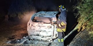 Auto in fiamme nell’agro di Bisceglie: DR carbonizzata nei pressi di via Vecchia Corato