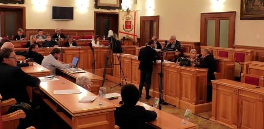 Consiglio Comunale: approvata variazione bilancio e fondo di solidarietà per la famiglia di Racanati