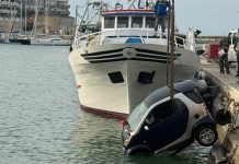 Dimentica il freno a mano e la Smart finisce in mare nel porto: nessun ferito