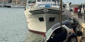 Dimentica il freno a mano e la Smart finisce in mare nel porto: nessun ferito
