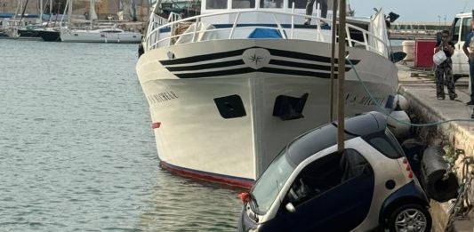 Dimentica il freno a mano e la Smart finisce in mare nel porto: nessun ferito